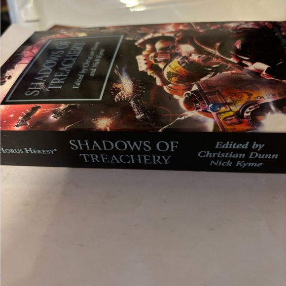 Horus Heresy 
Mass market paperback
New ,out of print 

Shadows of Treachery - Picture 3 of 4
